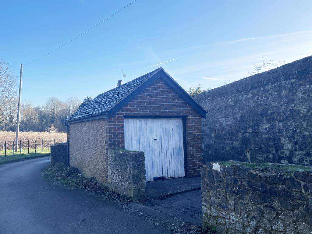 Lot: 51 - LARGE BUNGALOW IN MOTE PARK IN NEED OF IMPROVEMENT - Garage at bungalow in need of refurbishment